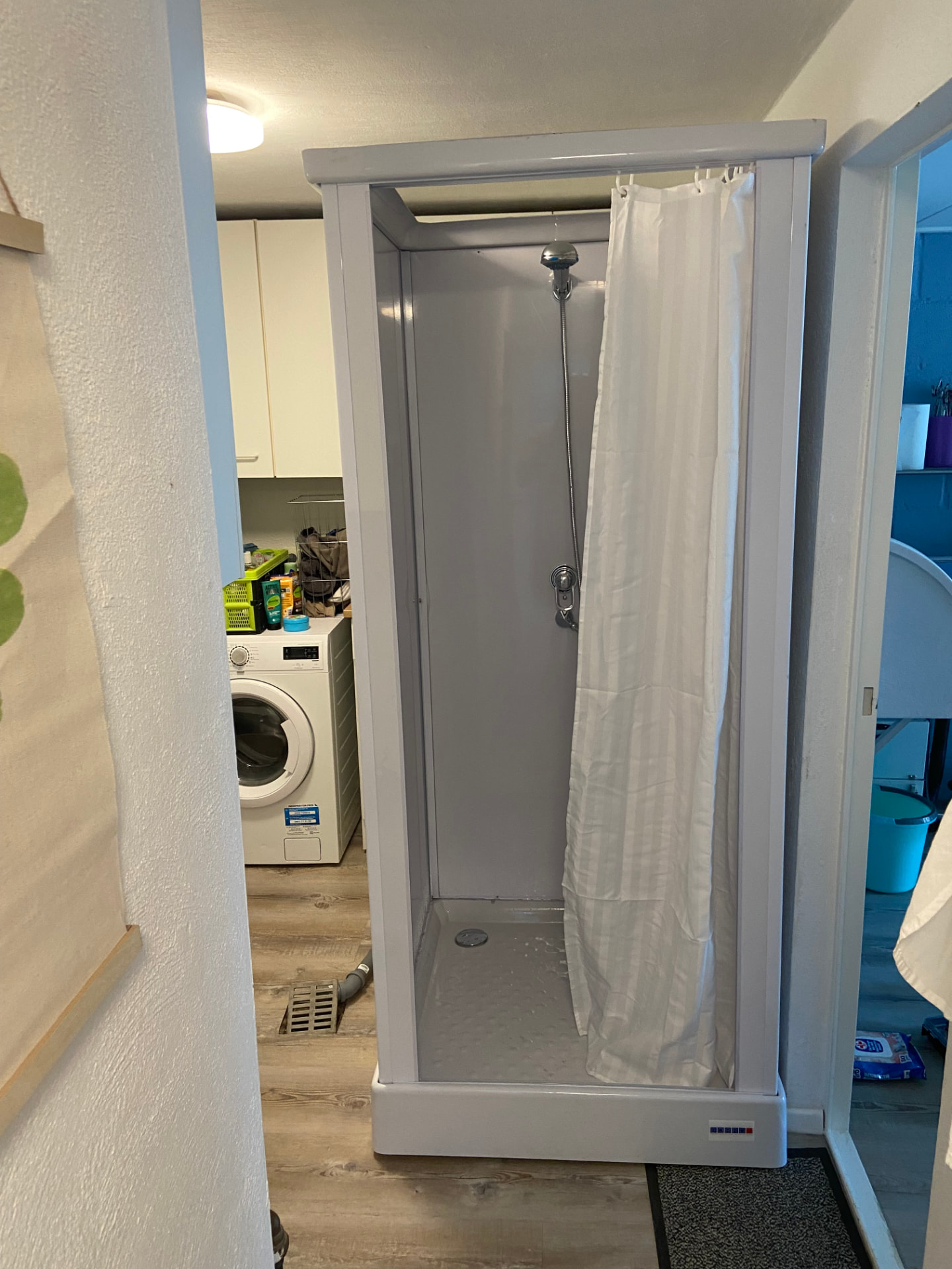 Mobile Duschkabine im Hauswirtschaftsraum in Selfkant