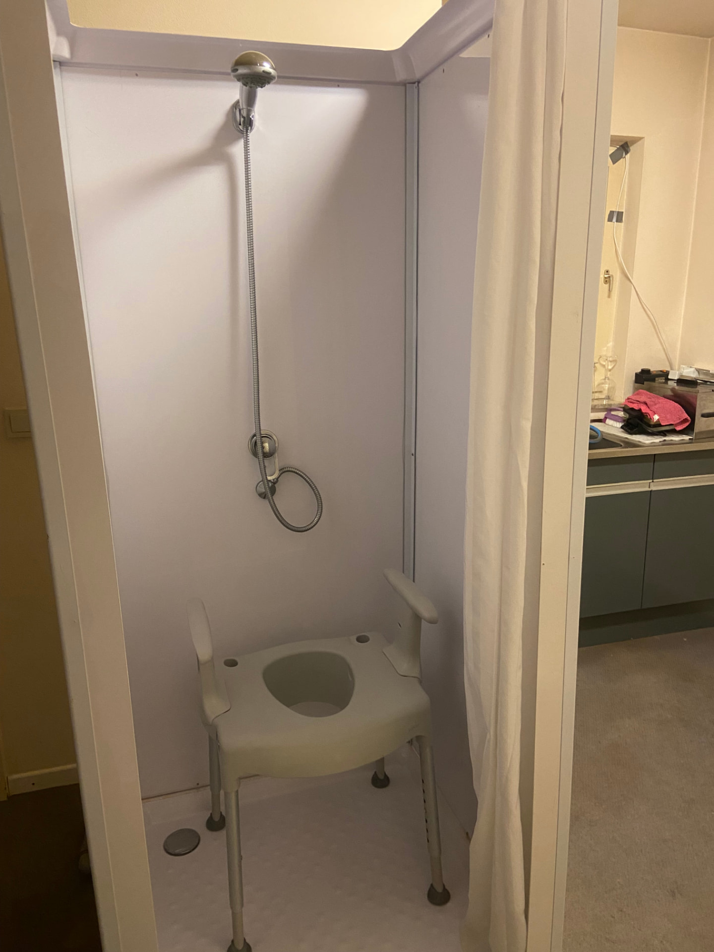 Douchestoel in de mobiele douche voor extra ondersteuning en comfort