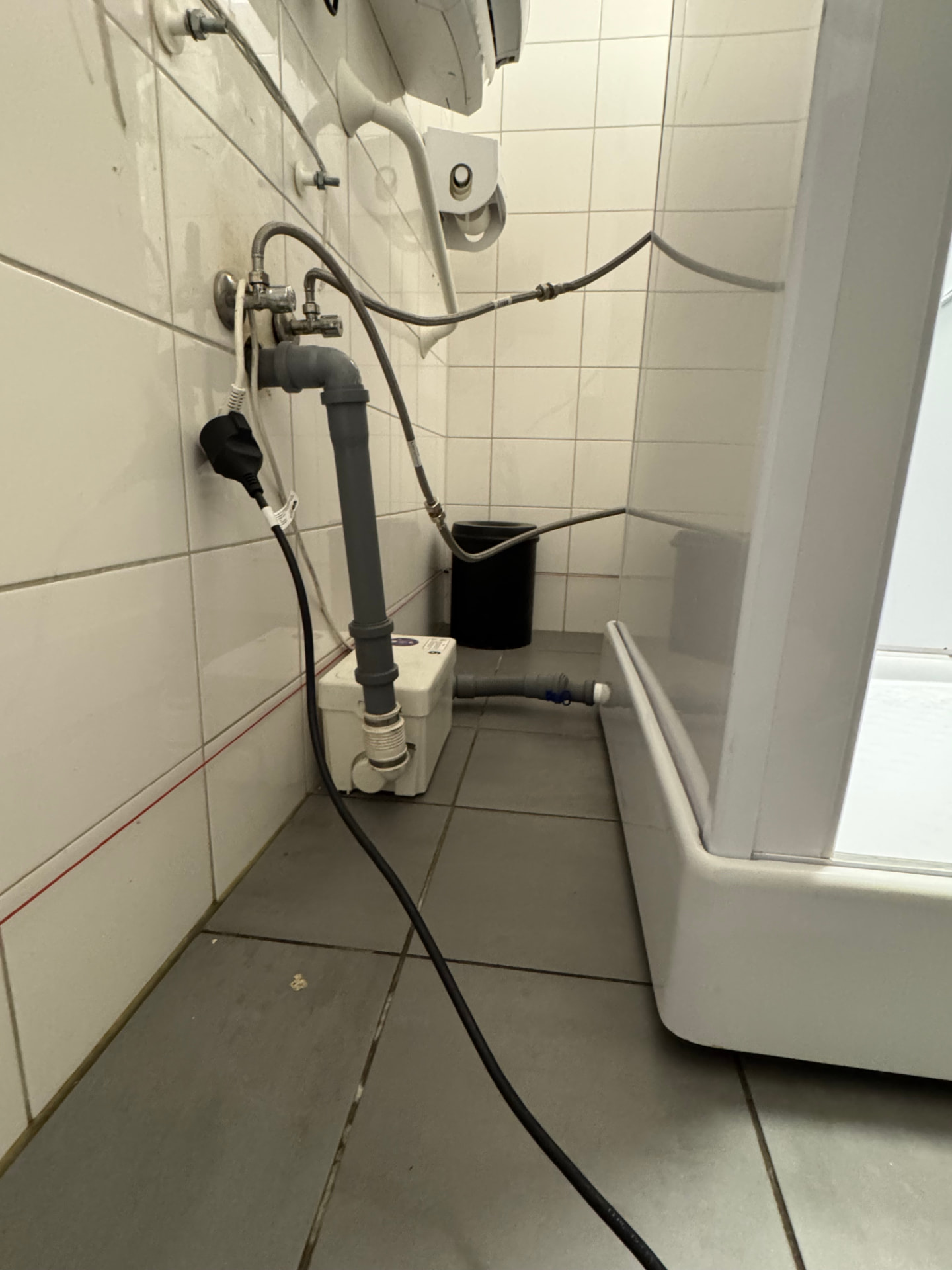 Schmutzwasserpumpe an eine bestehende Abwasserleitung angeschlossen