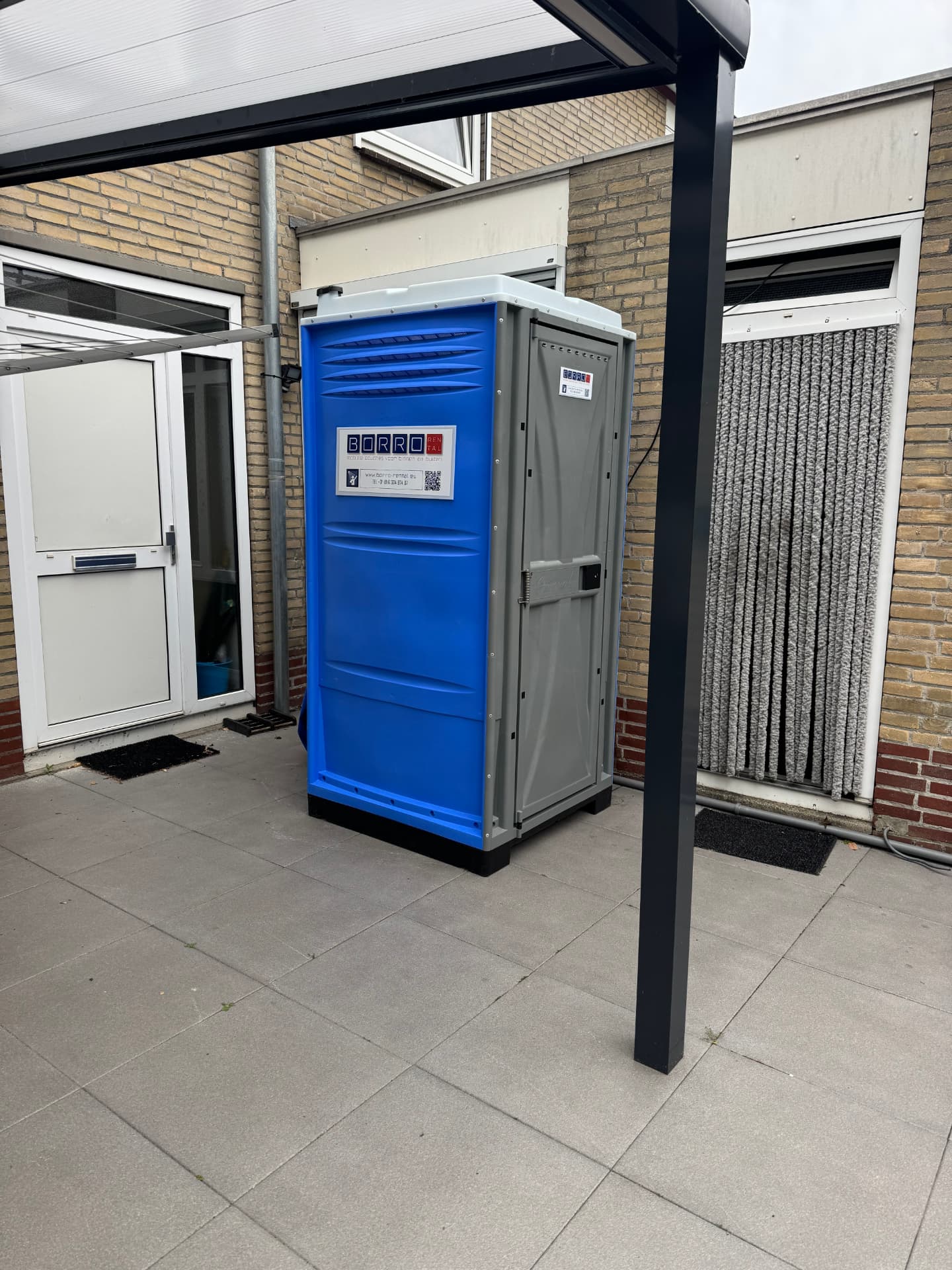 Mobiele buitendouchecabine met boiler in de tuin in Brunssum tijdens een badkamerverbouwing