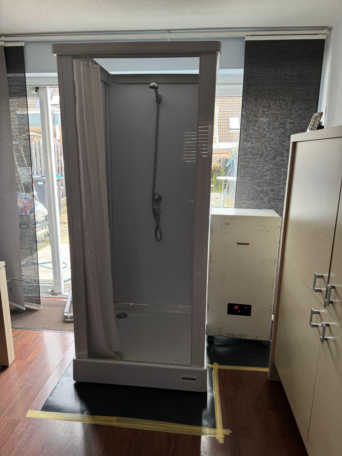 Mobiele douche met boiler geplaatst door Borro-Rental in Heerlen