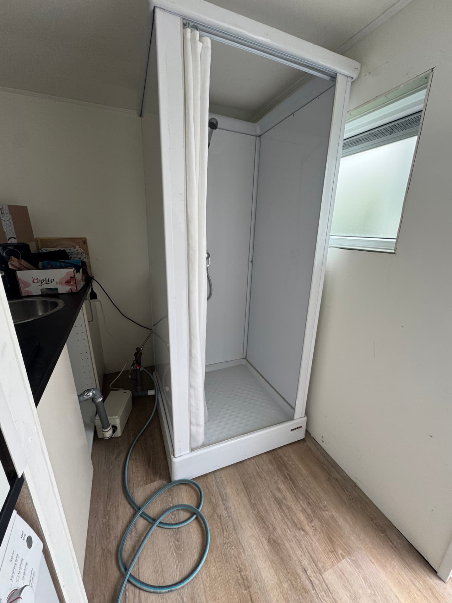 Mobiele douchecabine van Borro-Rental opgesteld in een bijkeuken in Schaesberg, Landgraaf
