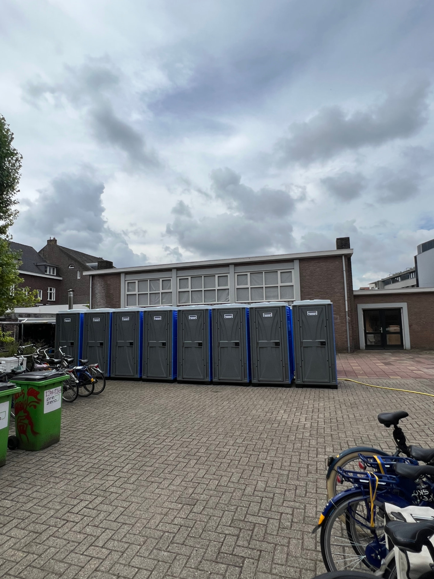 Overview of mobile shower cabins at a student event