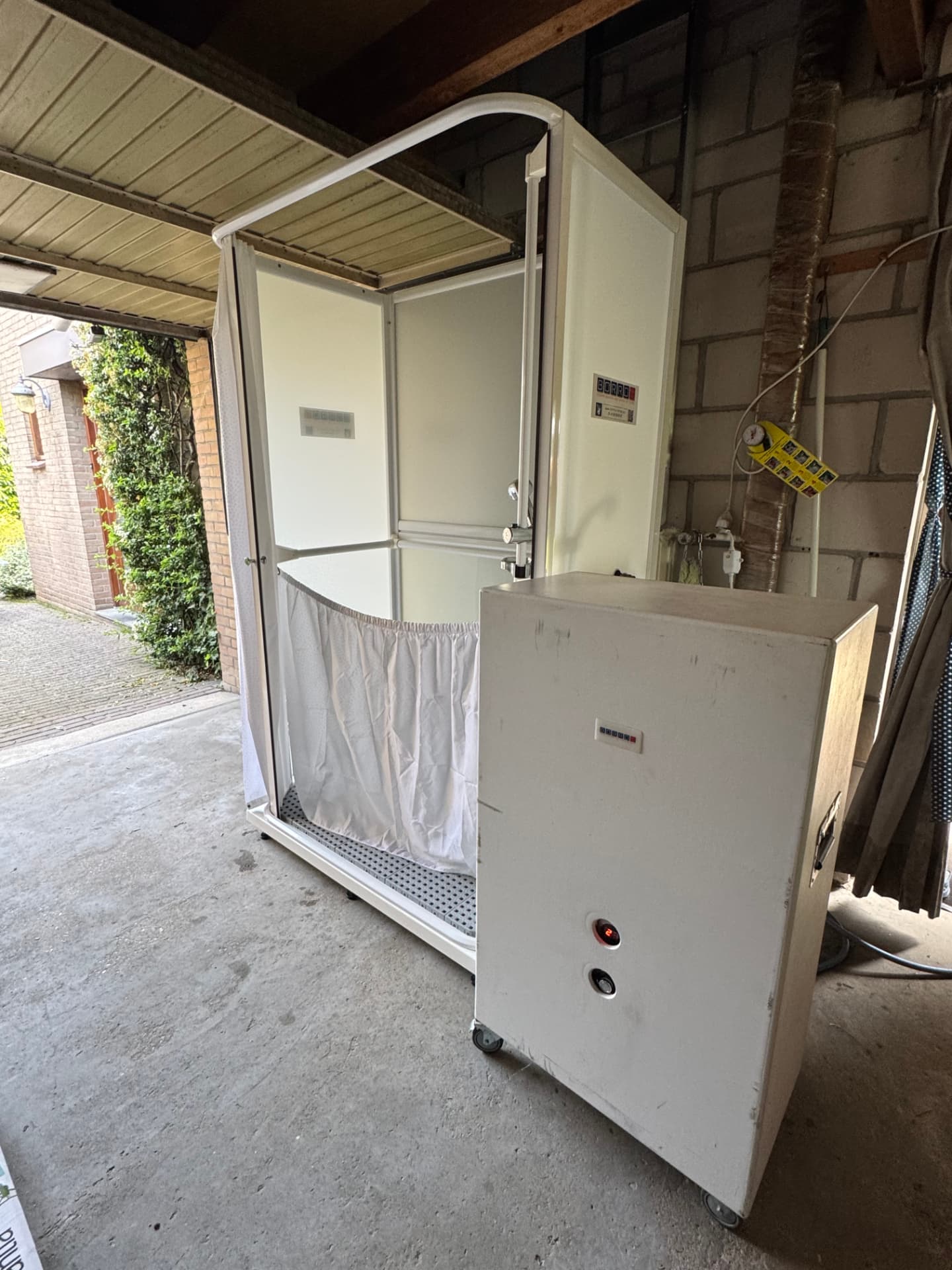 Zorgdouche met mobiele boiler geplaatst in een garage in Brunssum