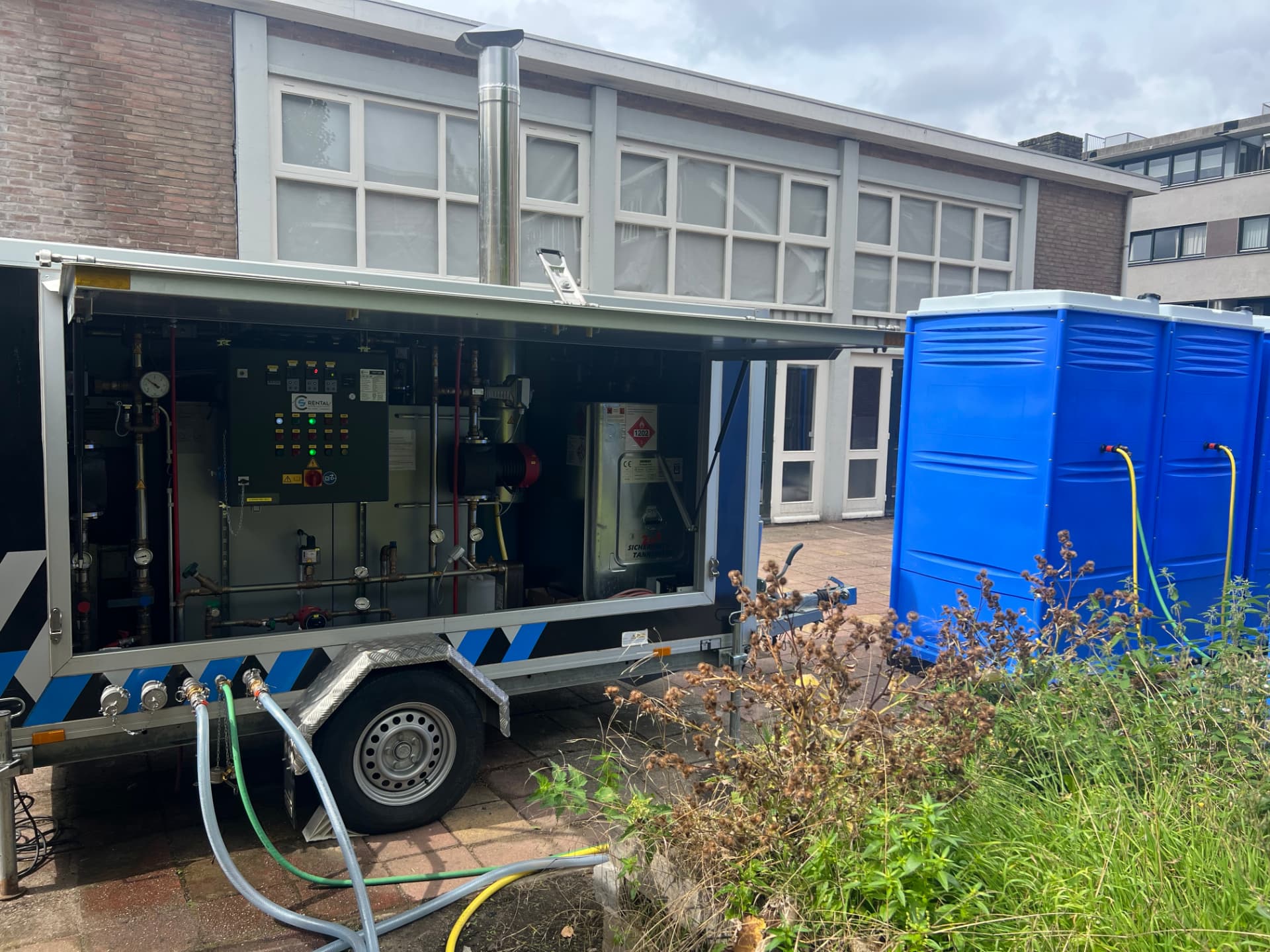 Mobiel ketelhuis voor de centrale warmwatervoorziening van de mobiele buitendouches