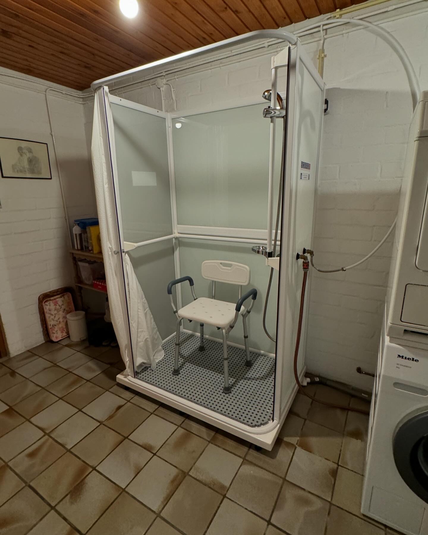 Mobile Pflegedusche mit Duschhocker von Borro-Rental