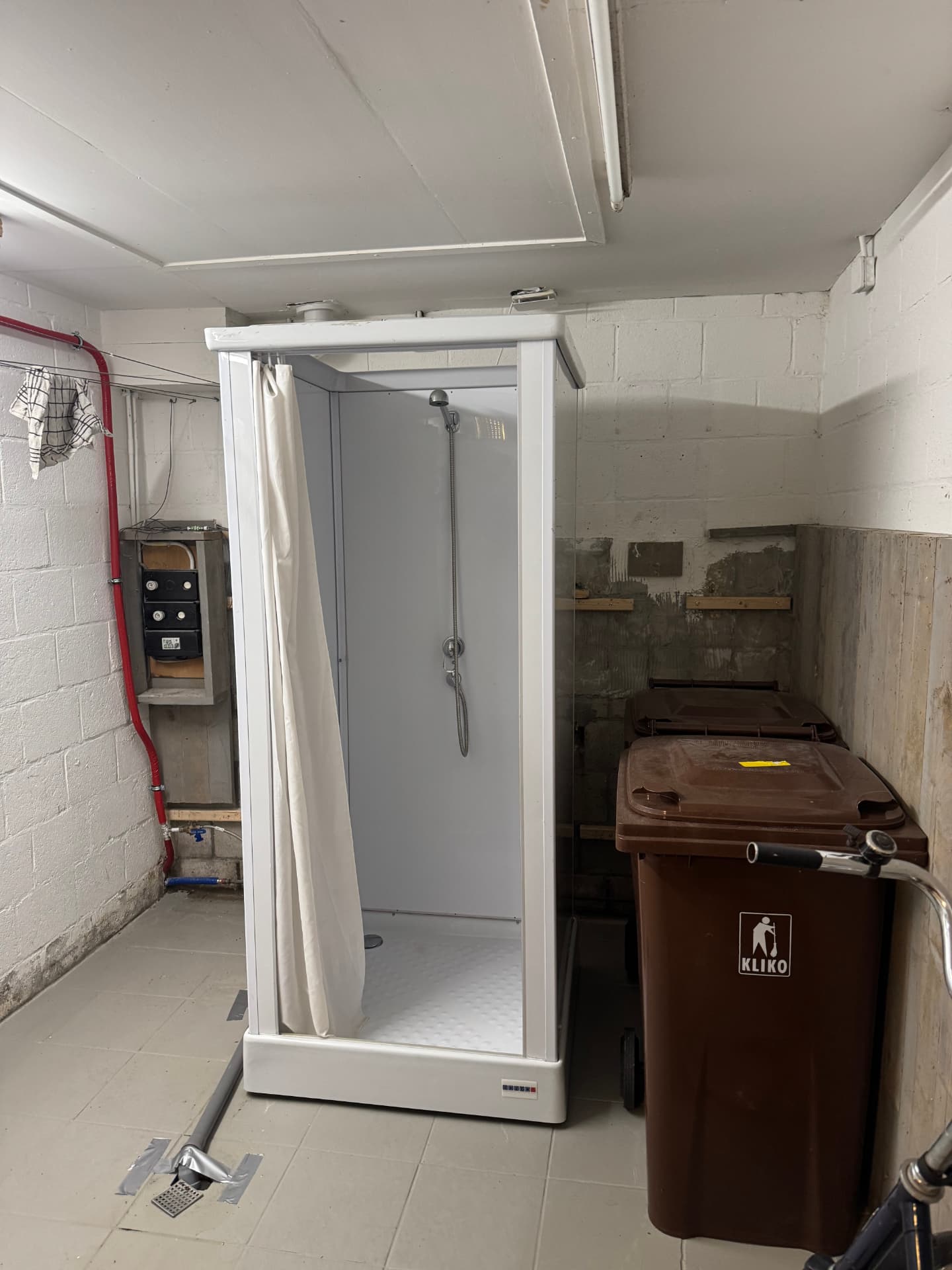 Mobile Dusche in einem Abstellraum eines Wohnhauses