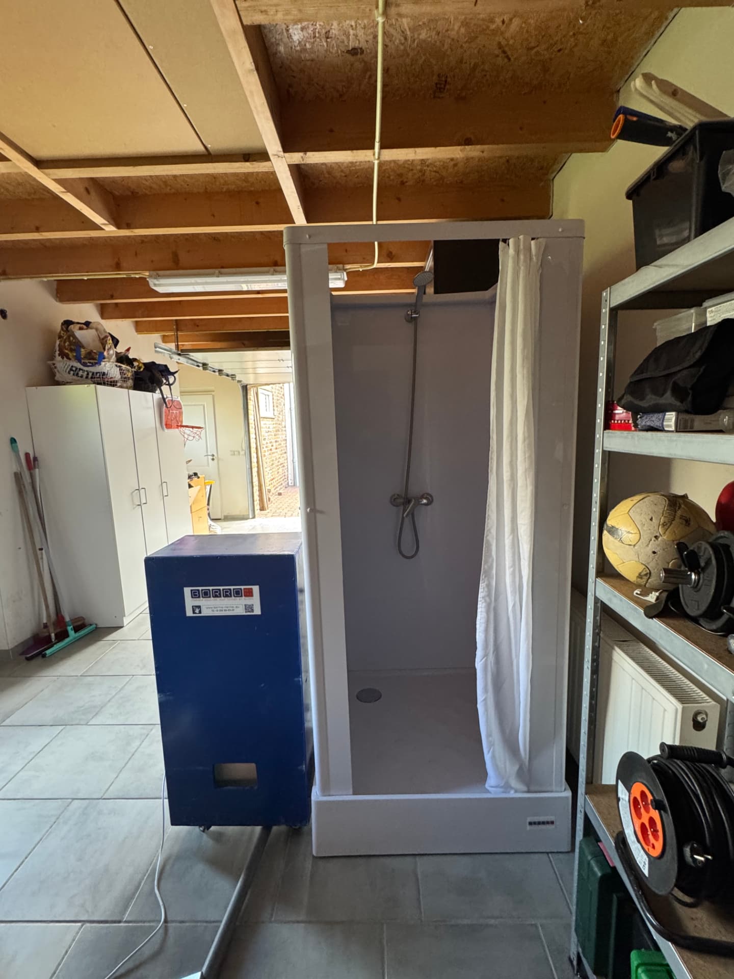 Mobiele douche met boiler in garage Waubach Landgraaf