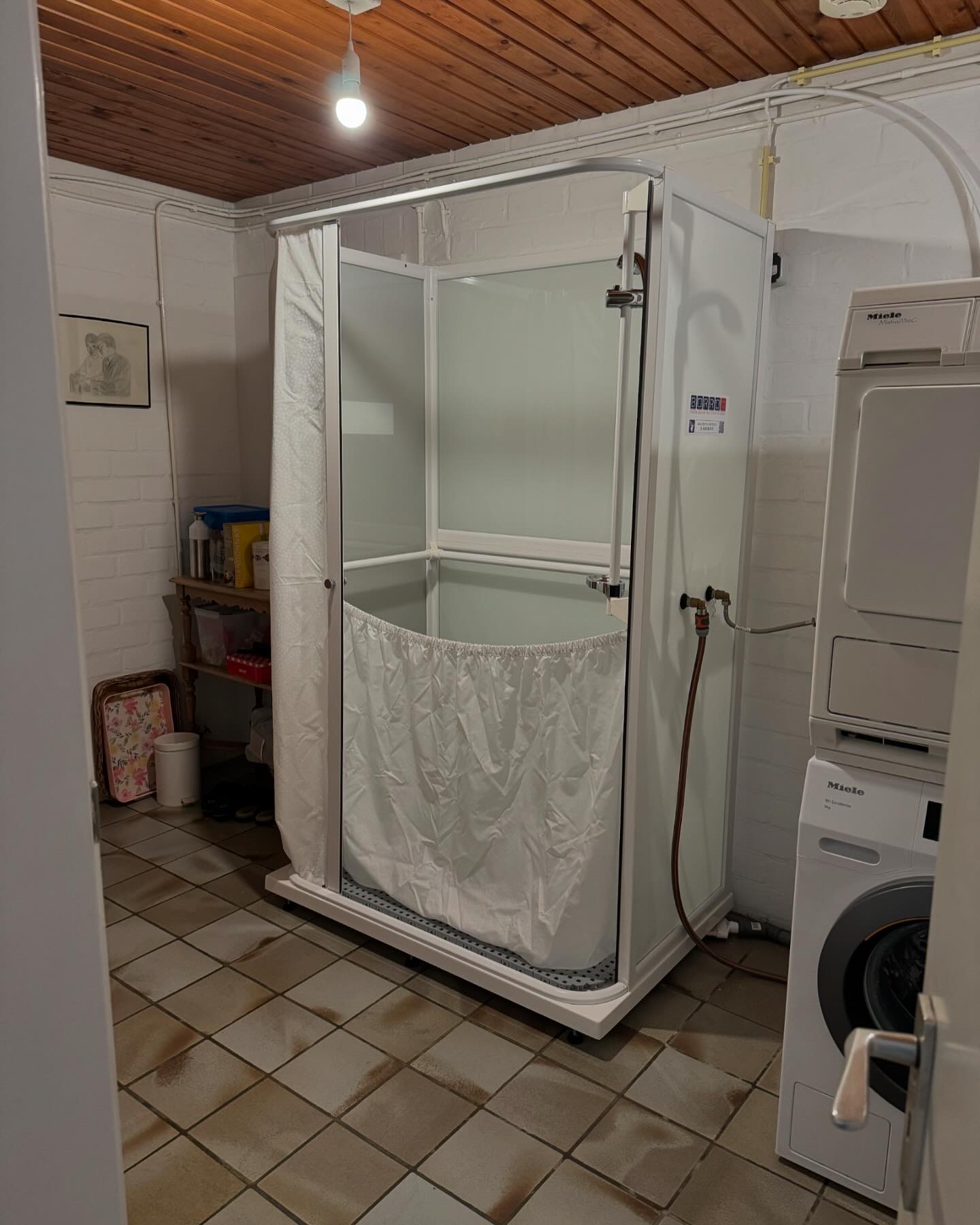Mobile Pflegedusche im Hauswirtschaftsraum mit Vorhang