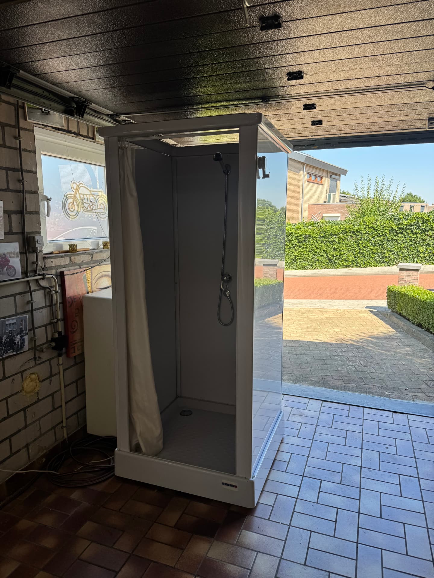 Mobiele douchecabine met mobiele boiler in een garage in Brunssum tijdens een badkamerverbouwing