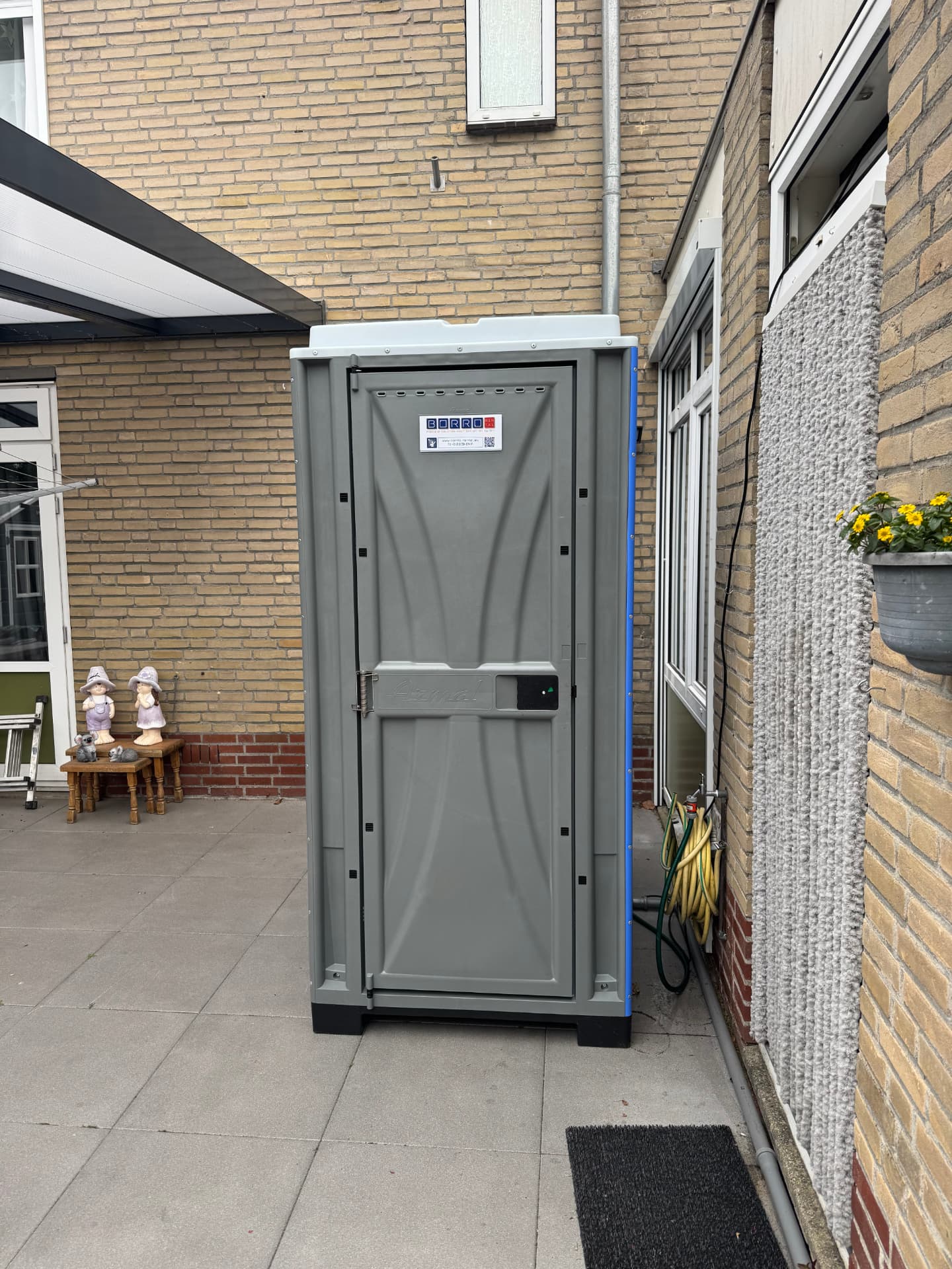 Mobiele buitendouchecabine van Borro-Rental op het terras in Brunssum