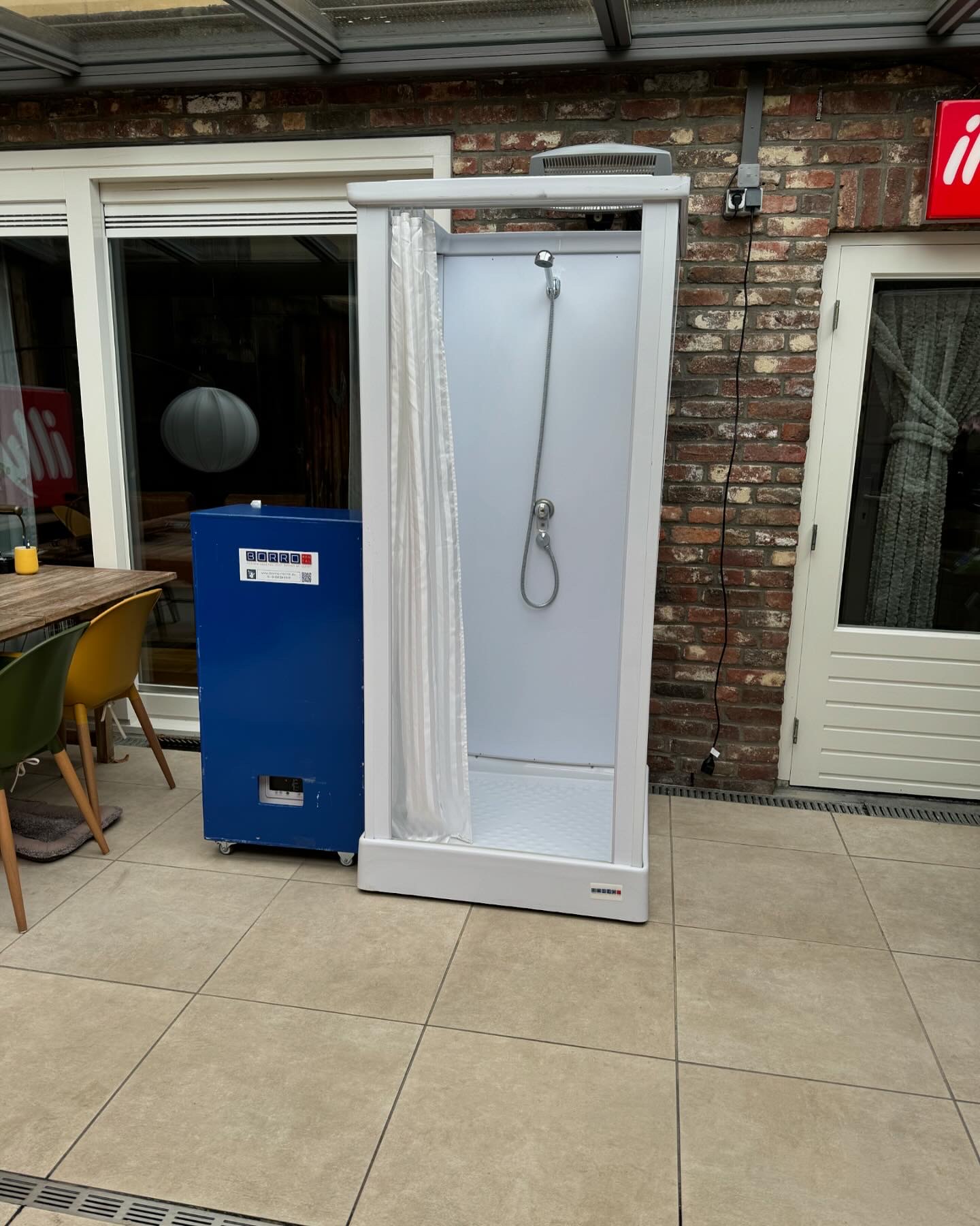 Mobiele douche met boiler geplaatst in Valkenburg aan de Geul door Borro-Rental