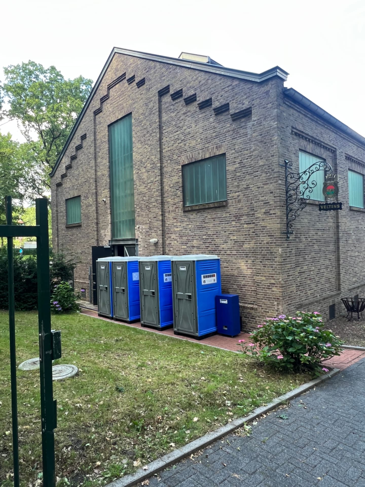 Overzicht van de douchecabines bij het pompgebouw in het Schutterspark in Brunssum
